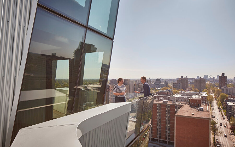 Balkonlar açık havada kullanıcıya şehir manzarası sunuyor.