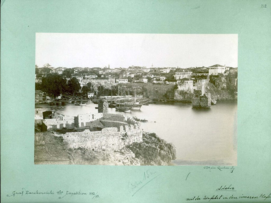 Antalya Kaleiçi’nin tarihi surlarını gösteren eski bir fotoğraf.