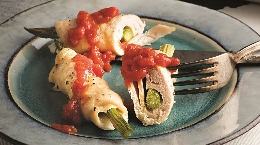 Kuşkonmazlı Tavuk Sarma ve Domates Sos tarifi