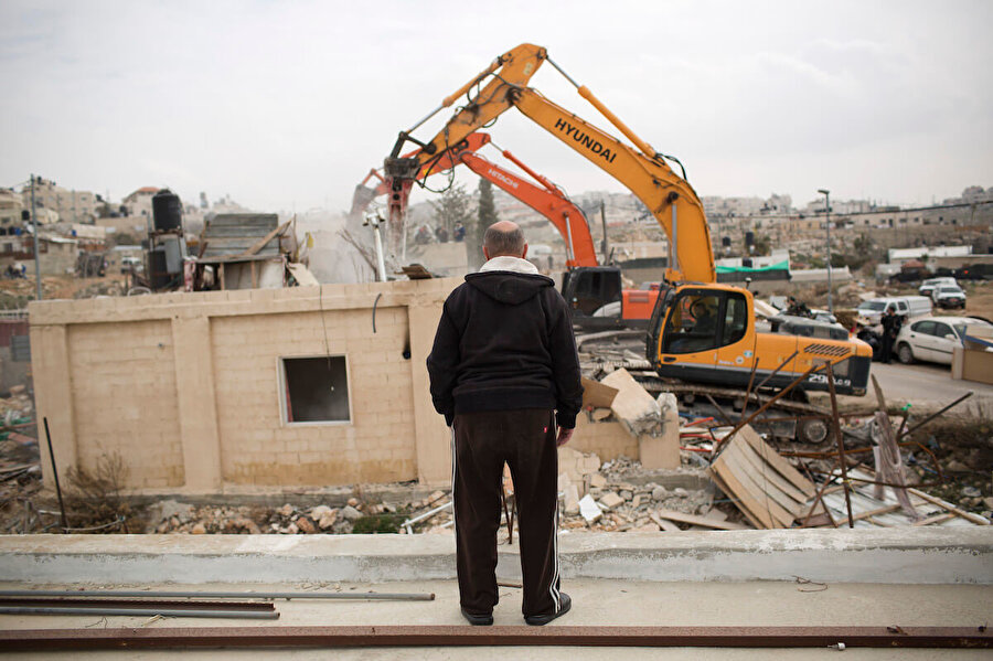 Doğu Kudüs'te, evinin yıkılışını izleyen bir Filistinli.