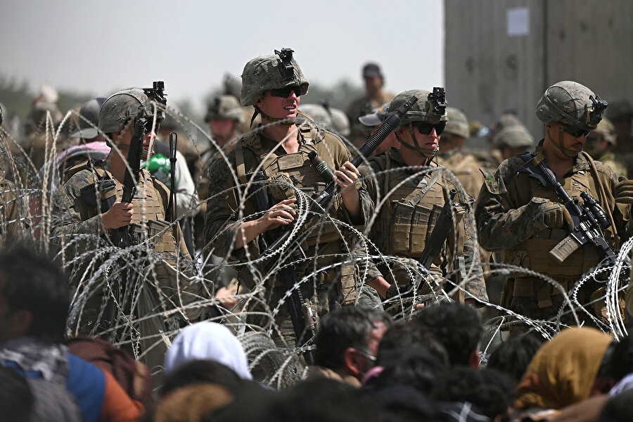 Afganistan'da son kalan ABD askerleri Kabil havaalanında güvenliği sağlamaya çalışırken görülüyor.