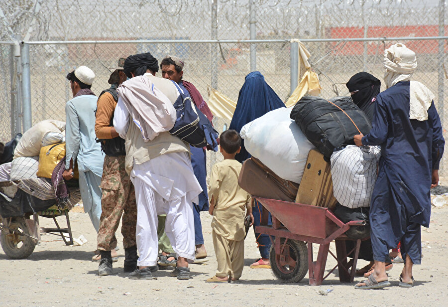 Pakistan'a gitmek isteyen Afganların sınırdaki bekleyişi sürüyor.