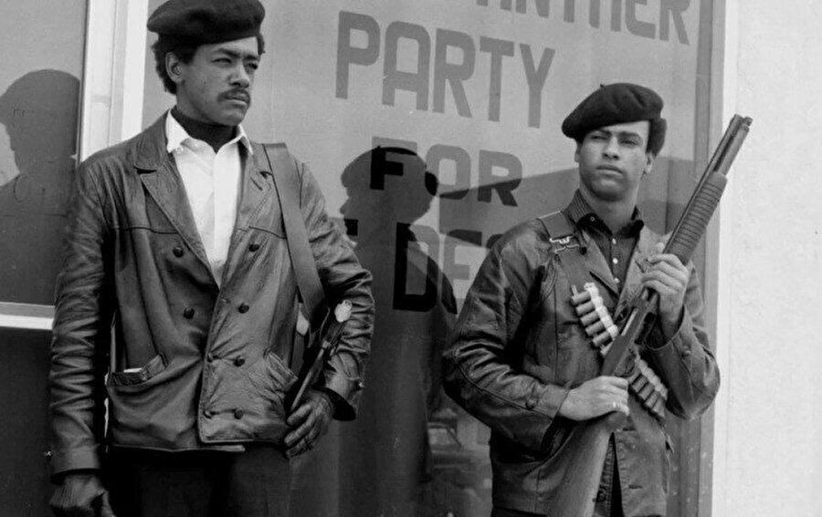 Bobby Seale ve Huey Newton adındaki gençler Marksist/Maocu Kara Panterler Özsavunma Partisi’ni kurdular.