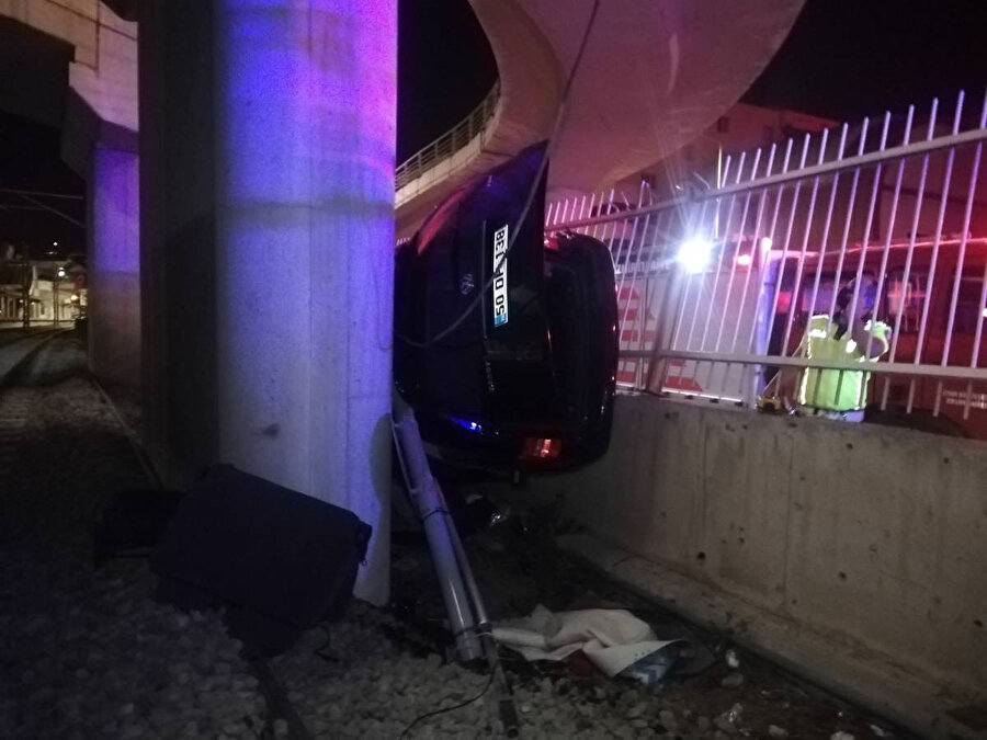 Viyadük ayakları ve İZBAN Tren yolu istinat duvarı arasında sıkışan araç