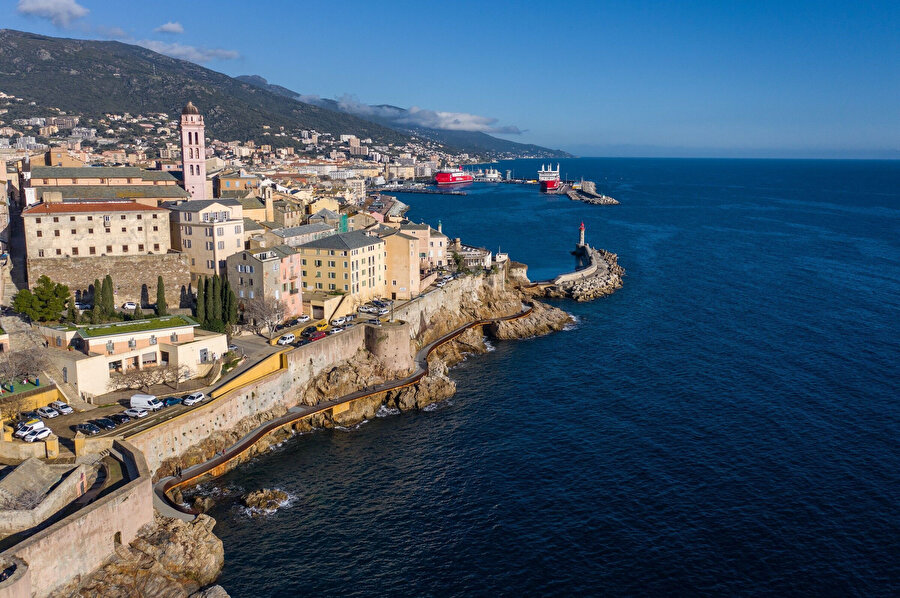 Aldilonda ve Bastia, önde tarihi liman arka planda ise yeni liman yer alıyor.