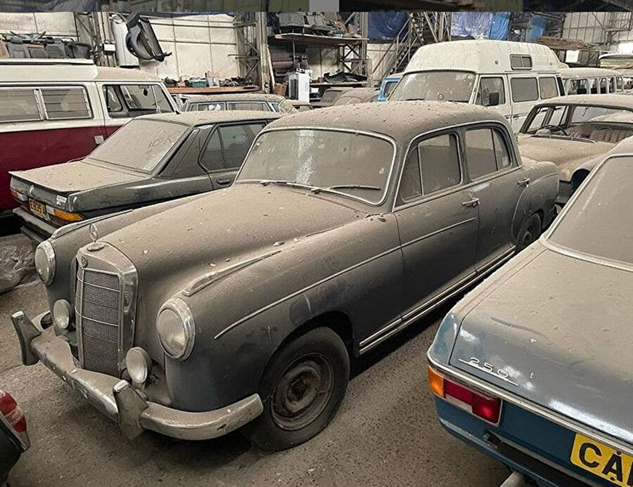 Yıllardır kapalı bir ahırda duruyorlardı: 175 klasik araç satışa çıkarılıyor