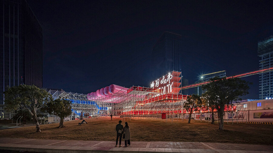 Qianhai'de düzenlenen ilk akademik sergi olan bu etkinlik, üç bölümden oluşuyor: Geleceğe Dönüş, Qianhai Superposition ve Instant City. 