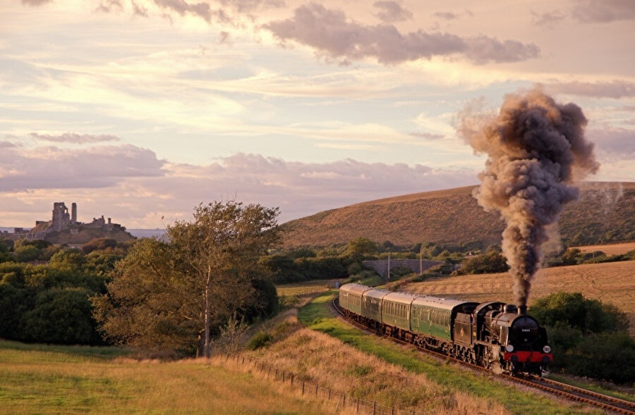 Tren bir ulaşım aracı olsa da, aslında zihnimizdeki karşılığı geride kalmak, beklemektir.