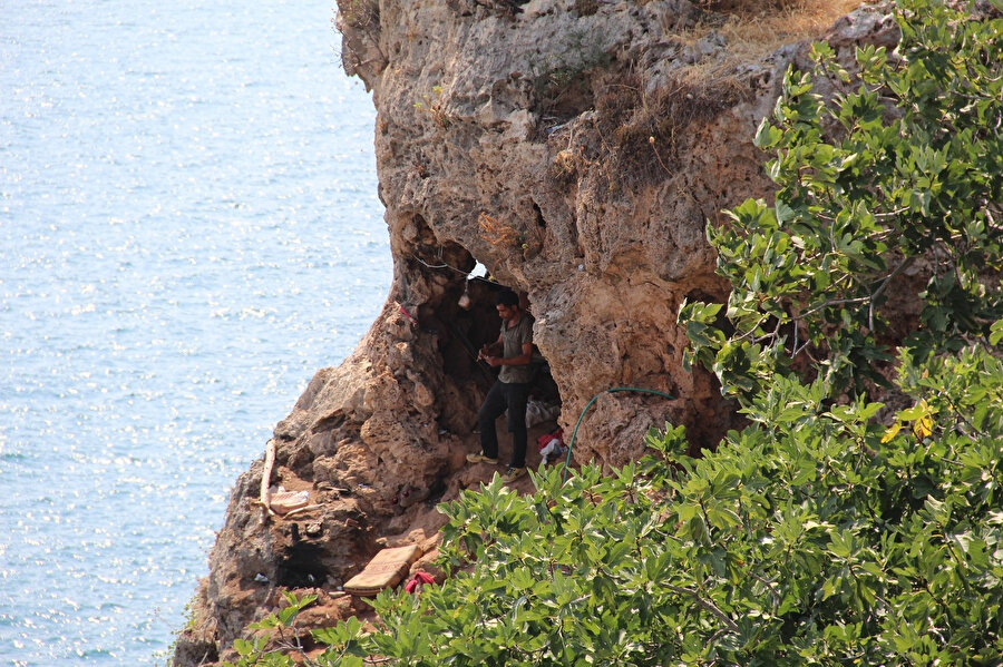 Zabıtalar girişini bulamadı: Uçurumun kenarındaki mağarada ölümle burun buruna yaşıyor
