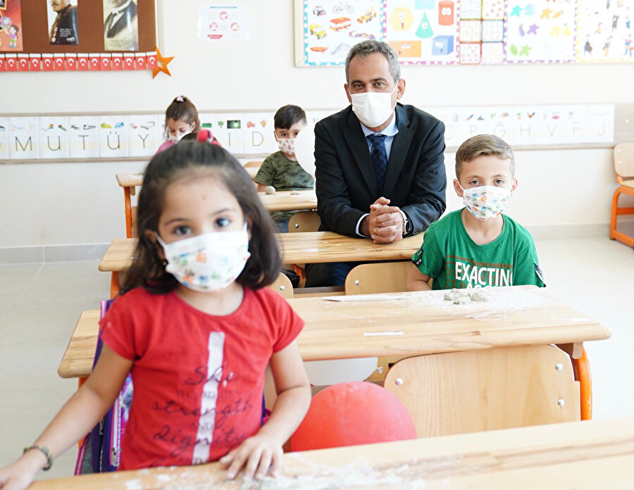 Milli Eğitim Bakanı Özer, okullarda uyum haftasının başlaması dolayısıyla Şırnak'ta okul açılışına katıldı