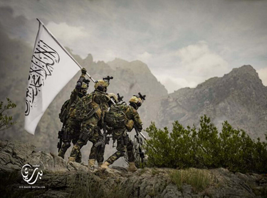 Taliban'ın operasyonel gücü oldukça yüksek birliği Bedrî 313 askerlerinin Taliban bayrağını dikerken çektirdikleri ve sosyal medyada gündem olan meşhur fotoğraf.