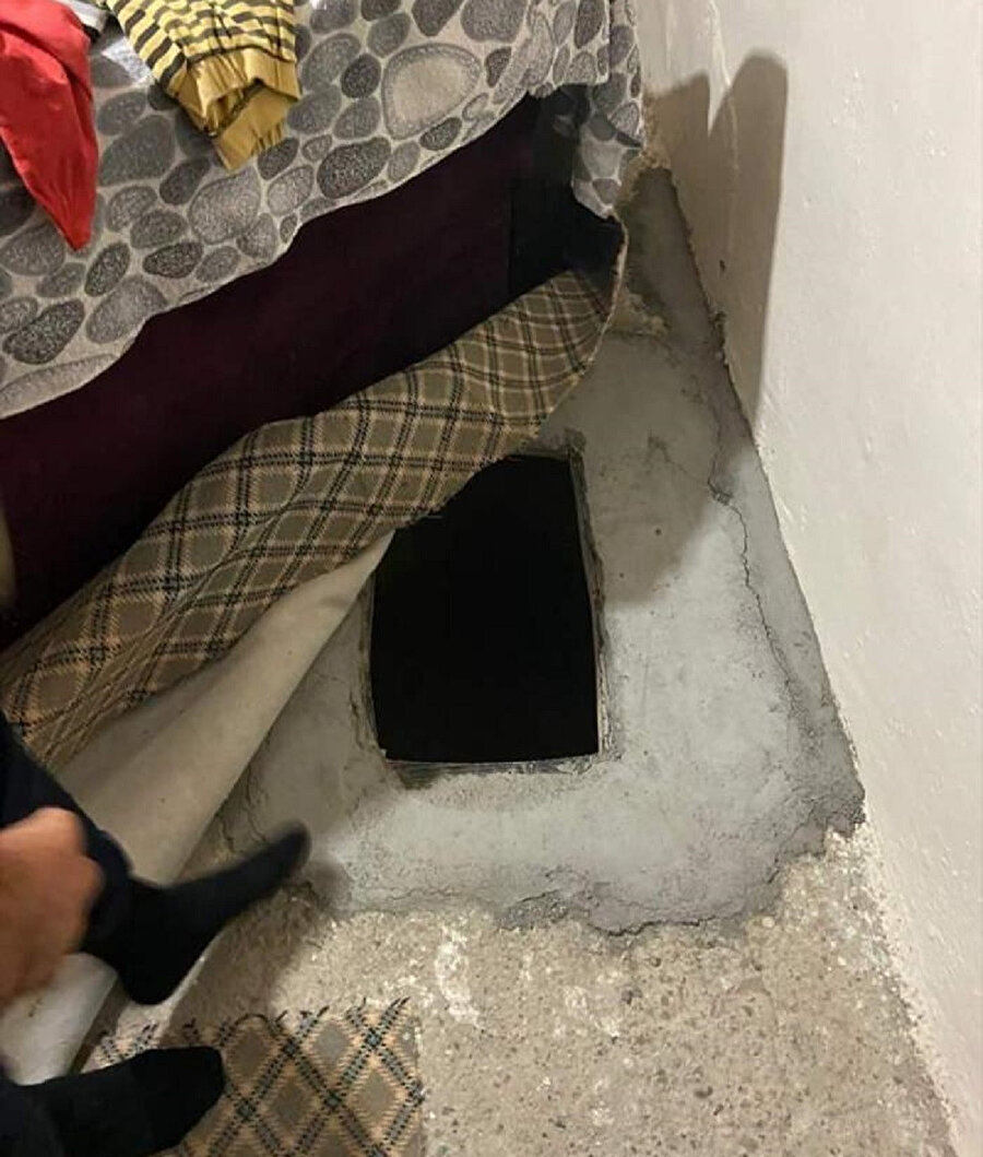 Birçok suçtan aranan şüpheli, kanepenin altındaki çukurda yakalandı