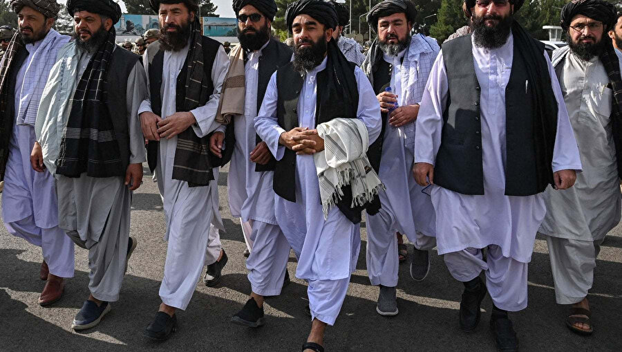 Taliban sözcüsü Zabihullah Mücahid (önde), bir İtalyan gazetesine verdiği röportajda Afganistan'ın yeniden inşasında ve Kabil Havalimanı'nın yeniden faaliyete geçmesinde Çin, Türkiye ve Katar'la işbirliği içinde olduklarını belirtti.