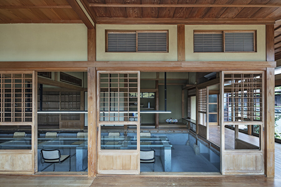 Yukimi-shoji geleneksel Japon mimarisinde kullanılan, kafes çerçeve üzerinde yarı saydam veya şeffaf levhalardan oluşan bir kapı, pencere veya oda ayıracı olarak kullanılıyor.
