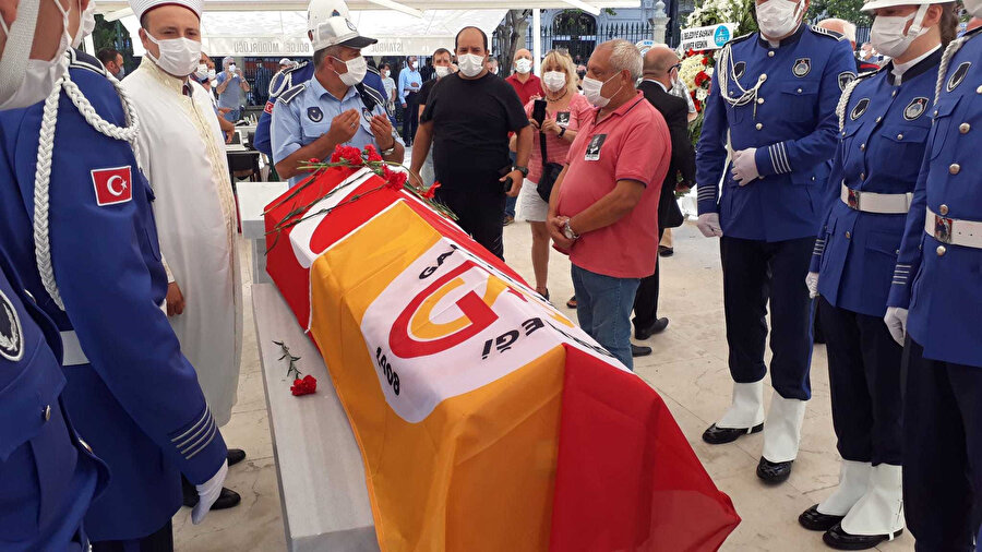 Ferhan Şensoy'un tabutunun üstüne Galatasaray bayrağı serildi