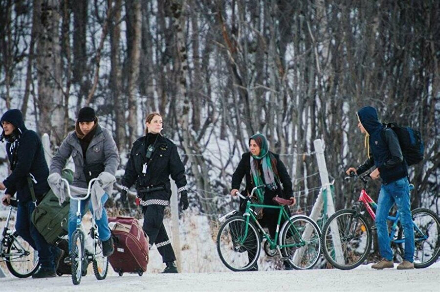 Suriyeli mülteciler yaya olarak geçişin yasak olduğu Rusya-Norveç sınırındaki 100 metrelik mesafeyi kiraladıkları bisikletler ile geçmişti. 