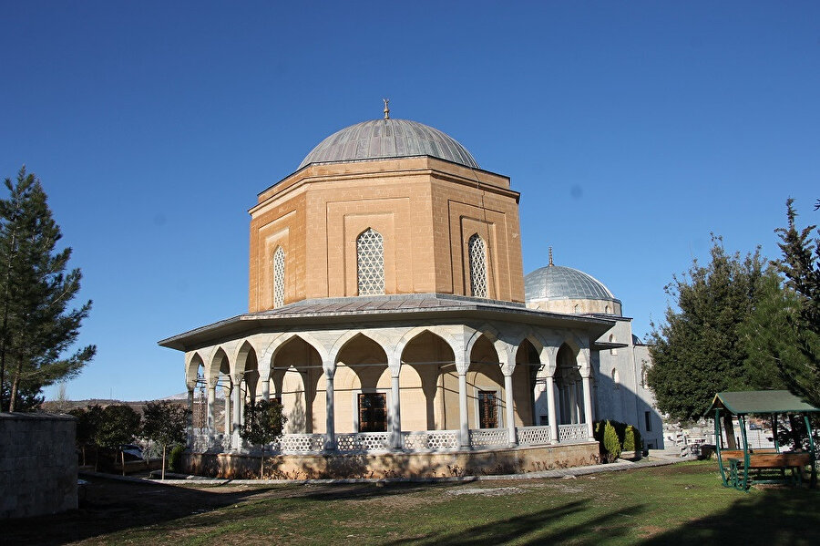 Erken Osmanlı dönemi ile Klasik Osmanlı dönemi mimarisinin bir arada kullanıldığı türbe mimarisi.