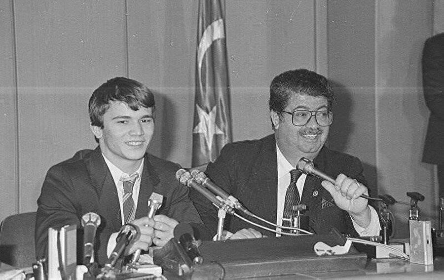 Rahmetli Özal'ın oluru, yurt dışındaki ülkücülerin gayreti ile kaçırılmıştı Naim Süleymanoğlu.