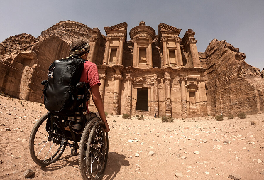 Engel tanımıyor: Tekerlekli sandalyesiyle dünyayı geziyor