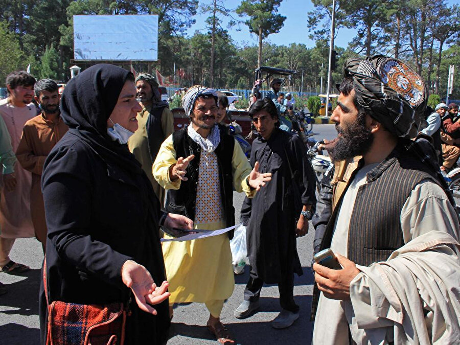 Taliban sözcüsü, ülkedeki kadınların toplumsal hayatta faal olabilmesi için düzenin tam anlamıyla sağlanmasının ve hükümetin kurulmasının beklendiğini açıkladı. 
