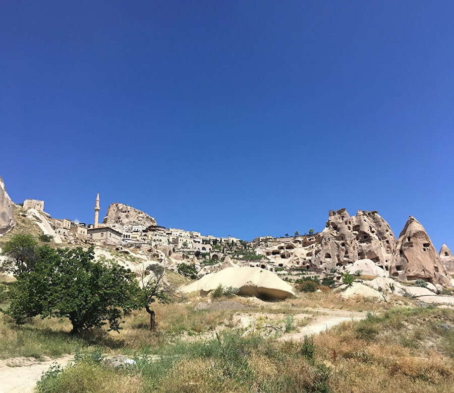 En belirgin yapısı Etiler zamanında oyulmuş, 1200 m rakımlı 86 m yükseklikteki Ortahisar Kalesi'dir.