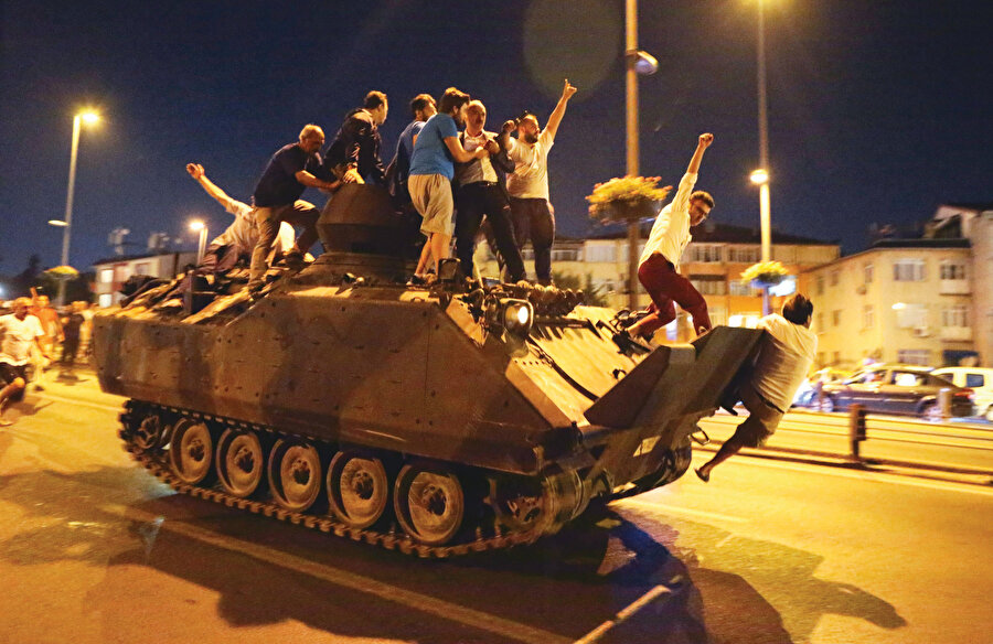 Farklı gündemlere sahip olmakla bu döneme mahsus muğlaklık ve belirsizlik arasında ilişki kurabiliriz. Birtakım örgütlü yapılar özellikle FETÖ’cülerin kurtarılması ve yeniden güçlenmesiyle alakalı olarak özel bir gündeme sahiptir. Ortak kanaatler seçkinler zümresinin olumsuz tavrına rağmen oluşmaktadır. Bunu da yeni bir çatışma modeli olarak görebiliriz.