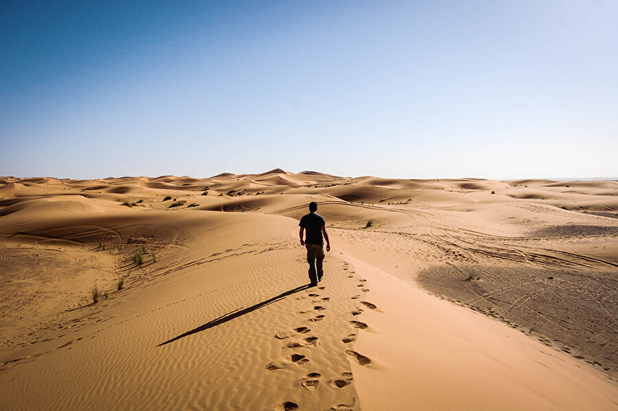 Sahra ya da Büyük Sahra; Afrika'nın kuzeyinde yer alan, kıtanın ortası ile kuzeyini ayıran 9.000.000 km² büyüklüğünde bir çöl.