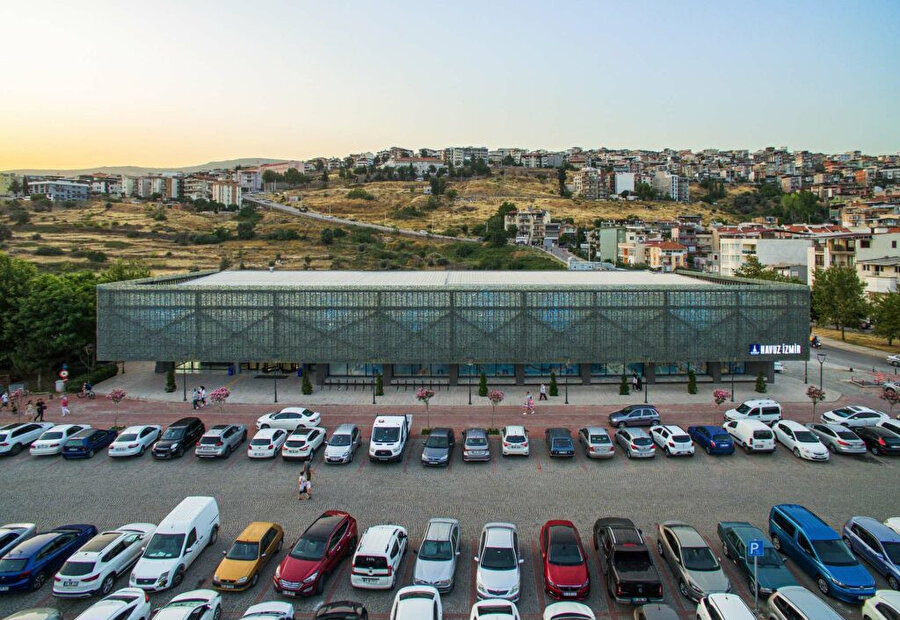 Binaya özel araç, toplu taşıma ve bisikletle ulaşım sağlanabiliyor.