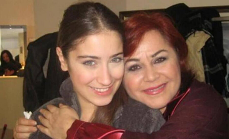 Adını Feriha Koydum dizisinde rol almıştı. Sağdaki İncilay Şahin soldaki Hazal Kaya