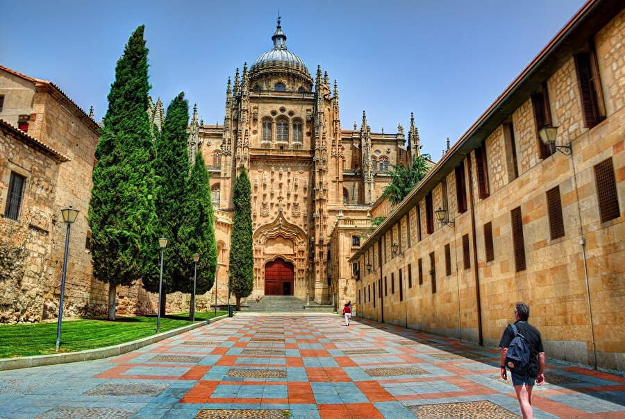  MÖ 3. yüzyılda şehir Kartacalı Hannibal tarafından kuşatılmıştır. Şehrin tekrar Romalılar eline geçmesiyle adı da Salamanca'ya dönüşmüştür. 