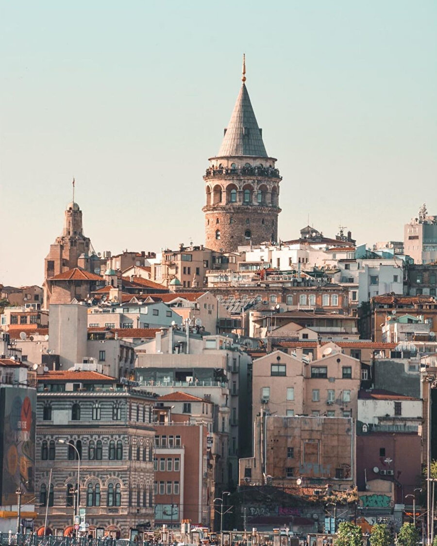 İstanbul’un akla ilk gelen simgelerinden biri, Galata Kulesi 🧡