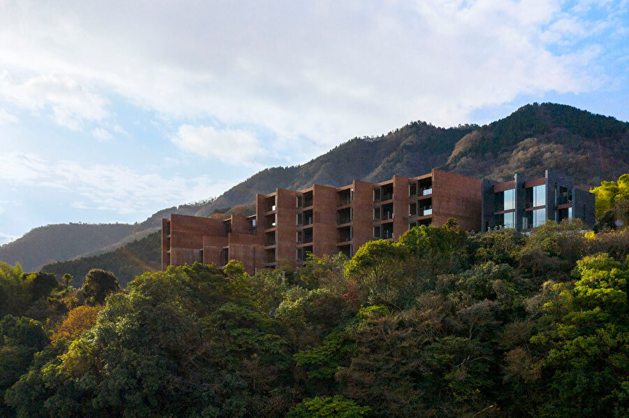 Midobaru Oteli, şehir manzarasına ve Beppu Körfezi'ne bakan bir uçurumun üzerinde yer alıyor.