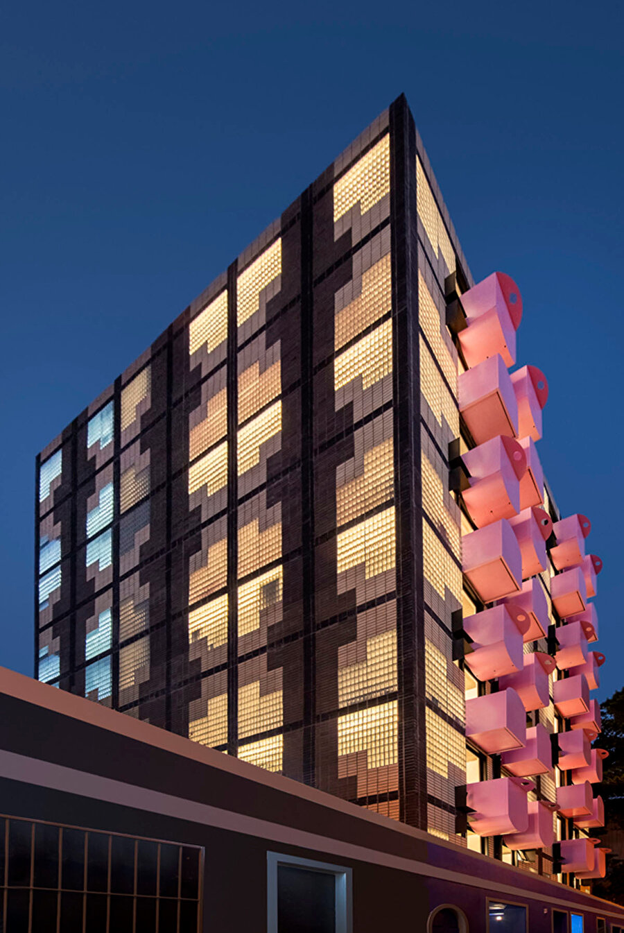 Uxolo Apartmanı, cephede eğlenceli bir görünüm oluşturan bir dizi pembe balkonla dikkat çekiyor.