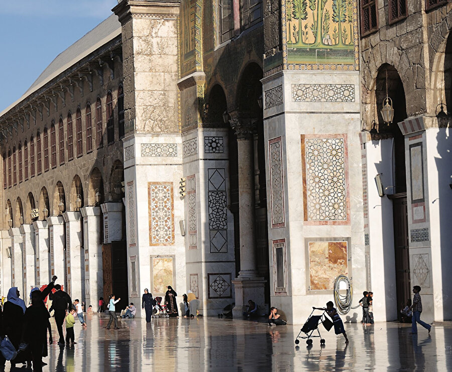 Şam'daki Emevî Camii, İslâm mimarisinin en seçkin örneklerinden birisi olarak çok erken dönemlerde yapılmış olmasının da etkisiyle Batı mimarisi için önemli bir model teşkil ediyordu. 