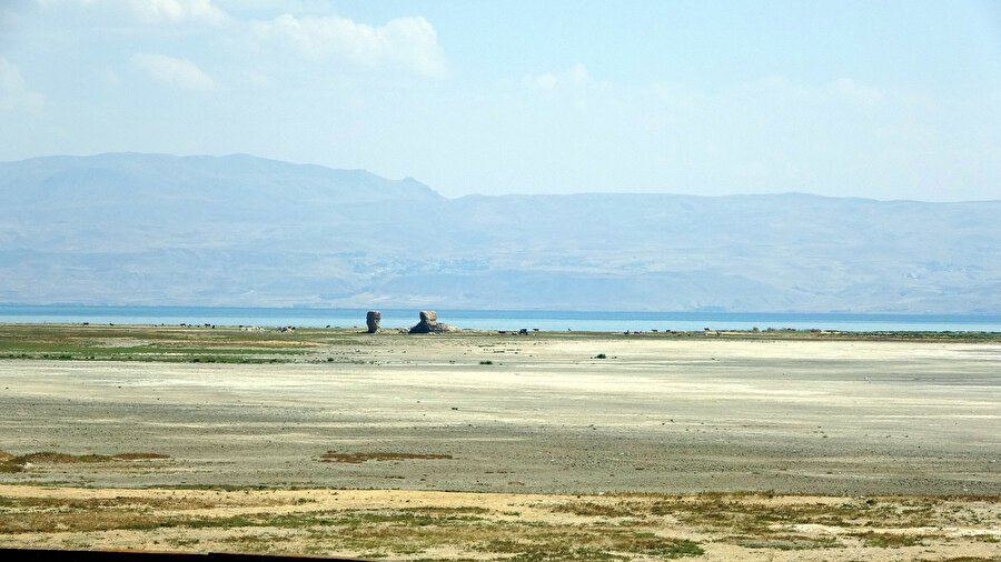 Van Gölü’nü kuraklık vurdu: Su bir kilometre geri çekildi
