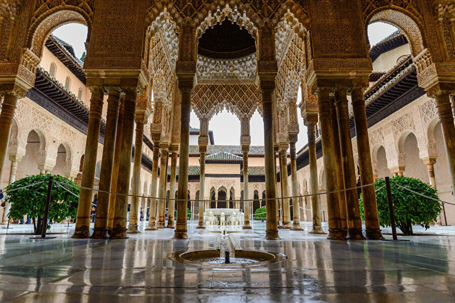 El Hamra Sarayı, inşası 250 boyunca devam eden, İslam mimarisinin en önemli şaheserlerindendir. 