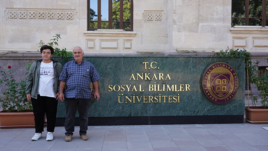 59 yaşında üniversite kazanan emekli imam, kaydını oğluyla birlikte yaptı