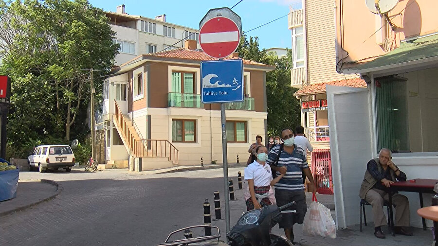 İstanbul'da 'tsunamiden kaçış' tabelaları