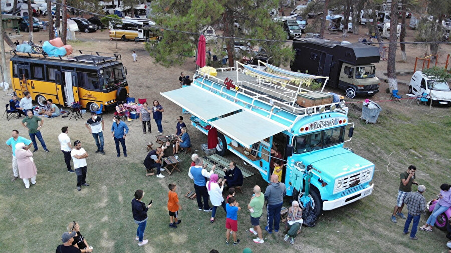 Karavanı iş yeri yaptı, hem tatil yapıyor hem para kazanıyor