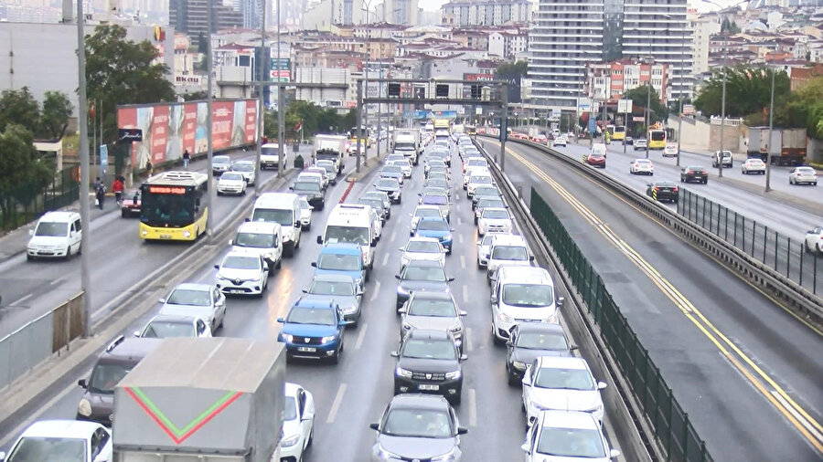 Yağışlı hava trafik yoğunluğuna neden oldu
