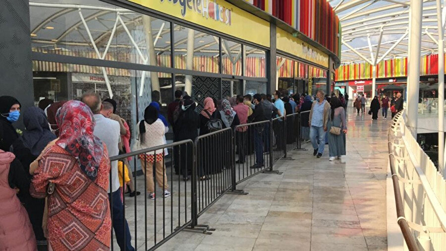 Alışveriş merkezi önünde kuyruk oluştu