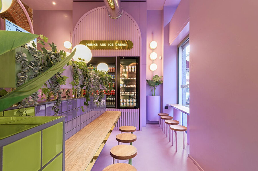 Restoranın servis alanı leylak renginde, yemek alanı ise avokado yeşili renginde yapılıyor.
