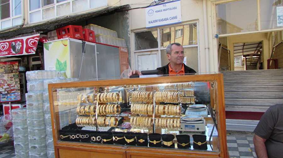 Görenler şaşıp kalıyor: 40 yıldır simit satar gibi altın bilezik satıyor