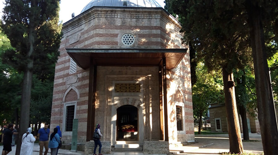 O gün bu gündür bu mezar Samatya’da meşhur olmuş.