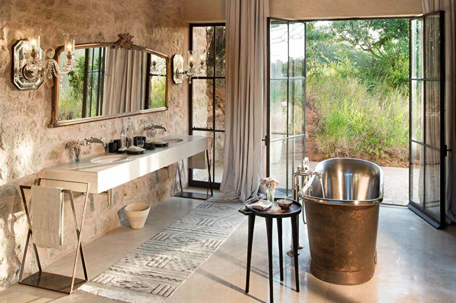 Banyolarda hem duşakabin hem de döküm bakır küvet yer alıyor.