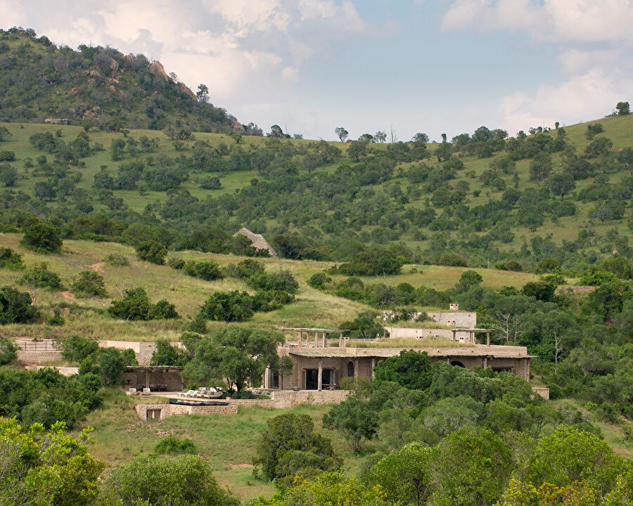 Tek katlı yapı doğal arazi içerisinde dikkat çekmeyecek mütevazı bir şekilde tasarlanıyor.
