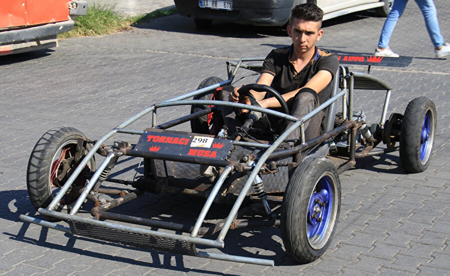 Hayalini gerçekleştirdi, kendi arabasını yaptı