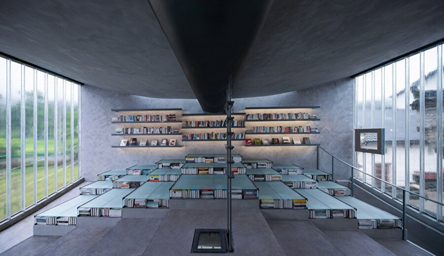 Kitabevinin geniş ve sisli camı, aydınlık ve izole bir mekan oluşturuyor.