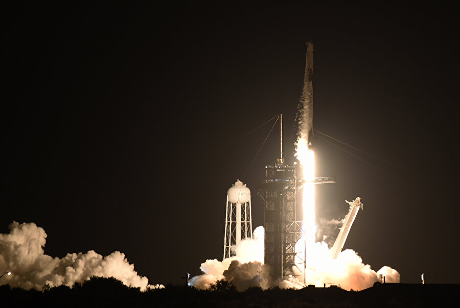 Uzay turizminde büyük adım: SpaceX 4 yolcuyu üç günlük uzay gezisine gönderdi
