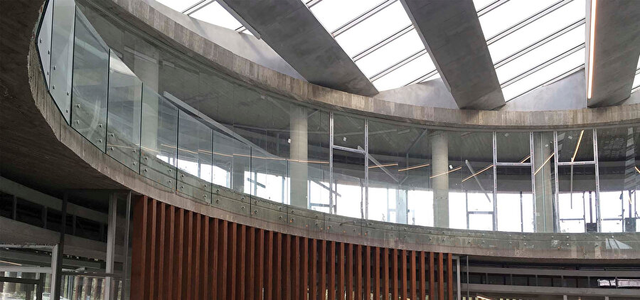 İç mekanda da malzemeler ham şekilde bırakılıyor.